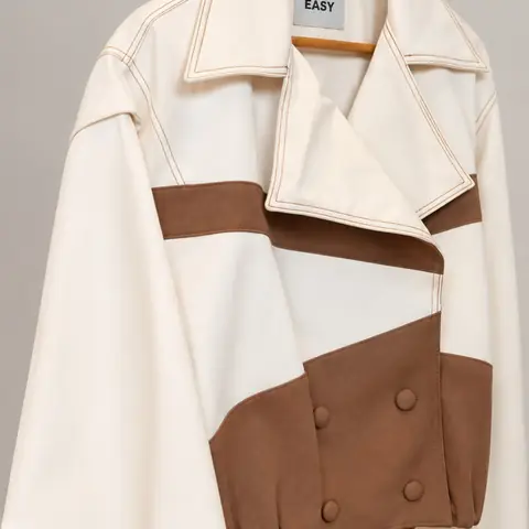 Jaqueta cropped off-white com recortes caramelo