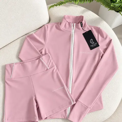 Conjunto rosa de jaqueta e short esportivo