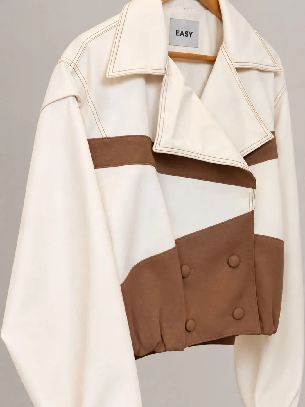 Jaqueta cropped off white caramelo — VC Collection